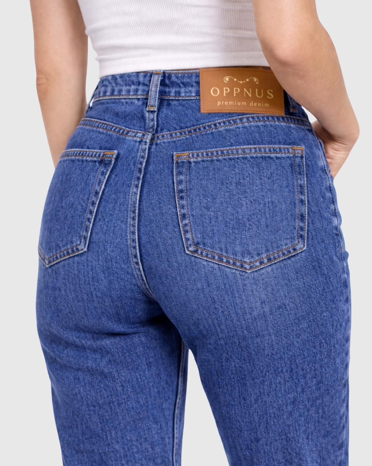 Calça Mom Jeans Oppnus Feminina Cintura Alta com Modelagem Larga -