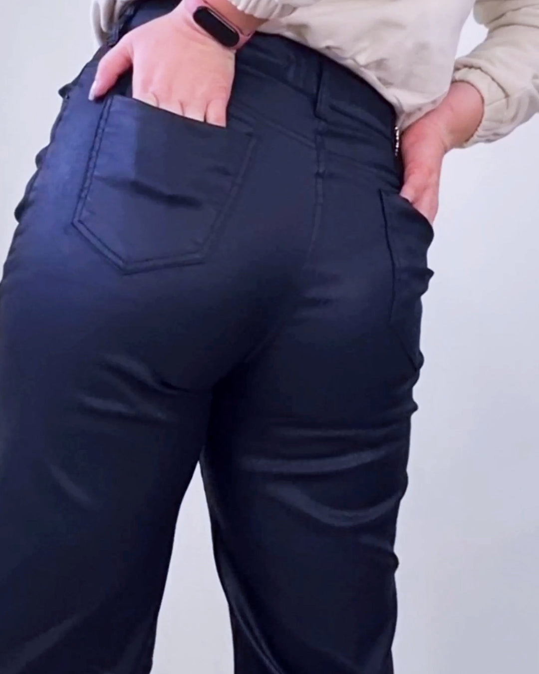 Calça Resinada Wide Leg Flare Preta – Cintura Alta