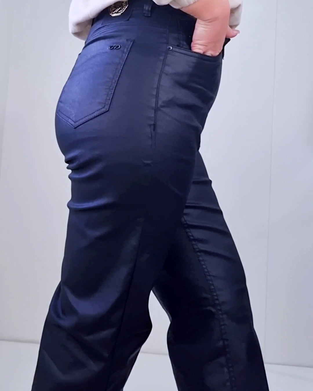 Calça Resinada Wide Leg Flare Preta – Cintura Alta