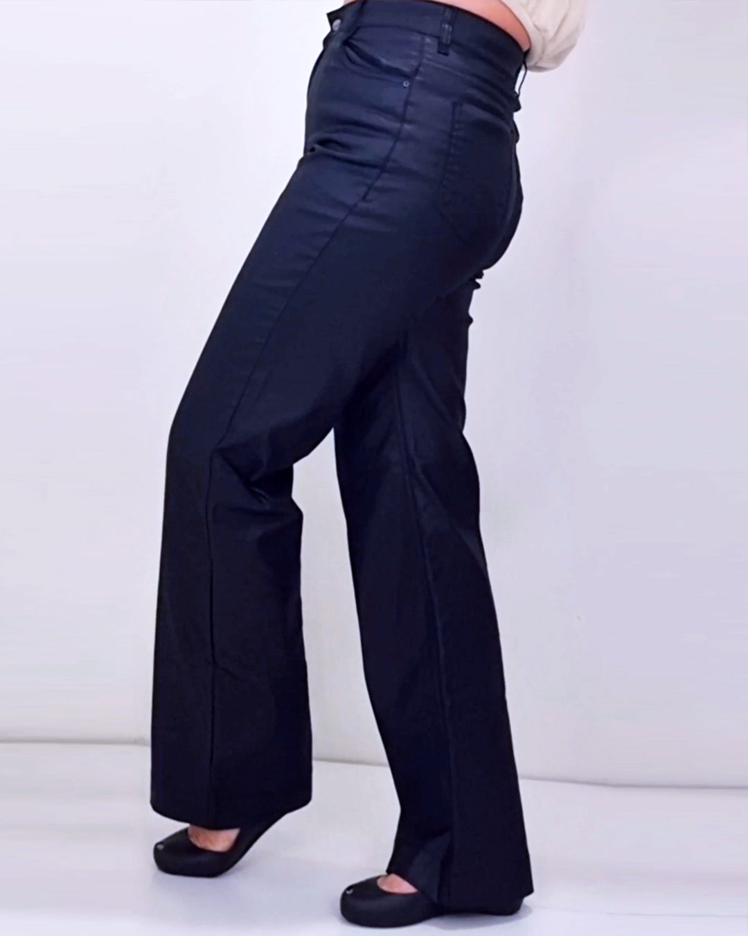 Calça Resinada Wide Leg Flare Preta – Cintura Alta