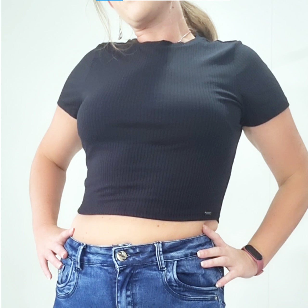 Blusa Cropped Manga Curta Malha Canelada Preta -