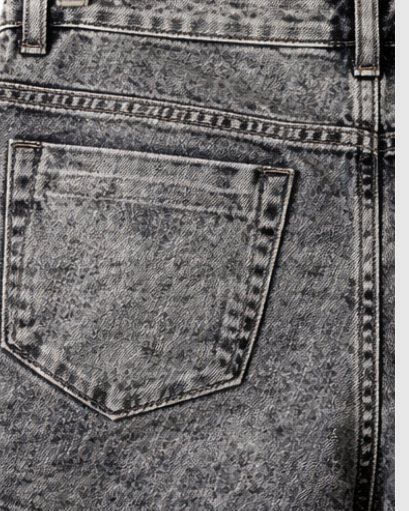 Shorts Jeans Feminino Lebôh Cintura Média Preto com Barra Desfiada